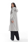 Длинный плащ с контрастной отделкой серого цвета артикул 140792401