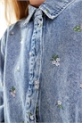 Джинсовая рубашка с цветочной вышивкой артикул 141244307