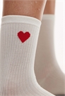 Носки с красным вышитым сердечком артикул 153017701