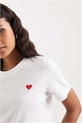 Футболка с рисунком в виде маленького сердечка артикул 152560855