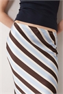 Юбка средней длины из атласа в полоску, скроенная по косой артикул 153786594