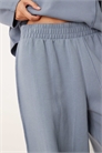 Джоггеры с широкими брючинами и декоративными швами артикул 148925385