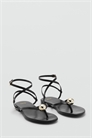 В коллекции представлены плоские кожаные сандалии Kaia Gerber с перекрещивающимися ремешками артикул 148891598