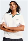 Незаменимый элемент сезонного гардероба — поло ColorPop с вышитым рисунком артикул 153897495