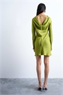 Мини-платье с капюшоном и длинными рукавами из атласа артикул 147896536