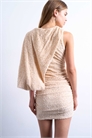 Мини-платье с одним рукавом, драпировкой и пайетками артикул 149733292