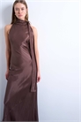 Атласное платье без рукавов с косой выкройкой и завязкой на шее артикул 150830276