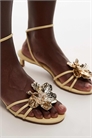 Сандалии Inaya на низком каблуке с ремешками и золотым цветком артикул 140470370