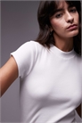 Футболка с облегающим силуэтом и закругленным низом артикул 139561358