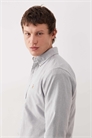Рубашка оксфорд с логотипом в виде значка, индивидуальный крой, серый цвет артикул 152231080