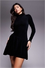 Мини-платье из вельвета с высоким воротником и длинными рукавами артикул 152228552