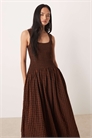 Макси-сарафан с волнистым вырезом и сборками на талии артикул 151967013