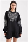 Платье-свитшот с вырезанной вышивкой и заниженной талией артикул 150506937