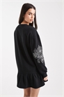 Платье-свитшот с вырезанной вышивкой и заниженной талией артикул 150506937