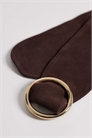 Широкий замшевый ремень с золотыми кольцами артикул 154312107