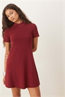 Вязаное мини-платье с высоким воротником и короткими рукавами артикул 150175873