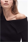 Трикотажный топ с асимметричным вырезом на плечах артикул 149319258