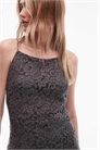Мини-платье на бретелях с кружевом артикул 153017722