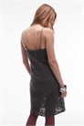 Мини-платье на бретелях с кружевом артикул 153017722