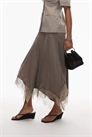 Атласная юбка макси с асимметричным кружевным подолом артикул 149319240