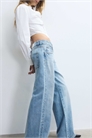 Джинсы свободного кроя с широкими брючинами и заклепками артикул 156290269