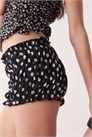 Шорты-хот-панты из ткани с рюшами в горошек артикул 145398289