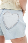 Джинсовые шорты с карманом в форме сердца артикул 141641366