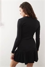 Мини-платье с ребристой отделкой и вырезом под горловину артикул 142293340