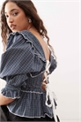 Блузка с объемными рукавами с сильной сборкой и контрастными завязками артикул 139405755