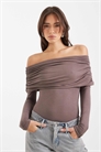Боди с асимметричным вырезом «бардо» артикул 147968478