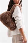 Сумка через плечо из искусственного меха с заниженной линией плеча артикул 149135462