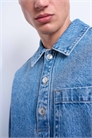 Джинсовая рубашка свободного кроя с застежкой на плече артикул 147825286