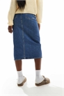 Джинсовая юбка средней длины с разрезом спереди артикул 137698253