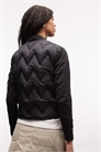 Укороченная стеганая куртка-бомбер из ткани «призма» артикул 154715425