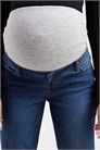 Джинсы-клёш для беременных от Mamalicious с мягкой резинкой над животом артикул 148917135