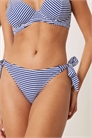 Бикини-трусики с боковыми завязками, с эффектом гофрированной ткани и полосками в стиле «Фуллер Баст» артикул 139537965