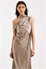 Макси-платье с одним плечом и атласным шарфом на плече артикул 154051807