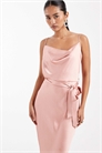 Атласное платье-миди с завязкой на талии и бретелями для подружки невесты артикул 153113235