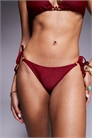 Бикини-трусики с завязками по бокам и золотыми металлическими элементами артикул 148077528