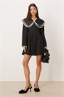 Мини-платье с контрастным многослойным воротником оверсайз артикул 154057291
