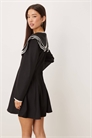 Мини-платье с контрастным многослойным воротником оверсайз артикул 154057291