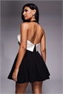 Мини-платье с завязками на шее и контрастным корсажем артикул 151778589