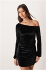 Бархатное мини-платье с открытыми плечами, сборками на юбке и длинными рукавами артикул 152865574