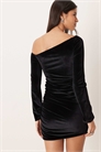 Бархатное мини-платье с открытыми плечами, сборками на юбке и длинными рукавами артикул 152865574