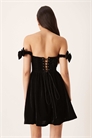 Мини-платье-корсет с открытыми плечами и бархатным бантом артикул 151633163