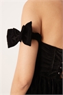 Мини-платье-корсет с открытыми плечами и бархатным бантом артикул 151633163