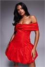 Мини-платье с открытыми плечами и объемным подолом артикул 144211545
