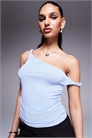 Топ с открытыми плечами и фактурной вязкой артикул 140562710