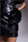 Мини-юбка из полиуретана с украшением и брошью артикул 149081172
