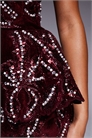 Мини-платье-бандо с бархатными украшениями артикул 147265410